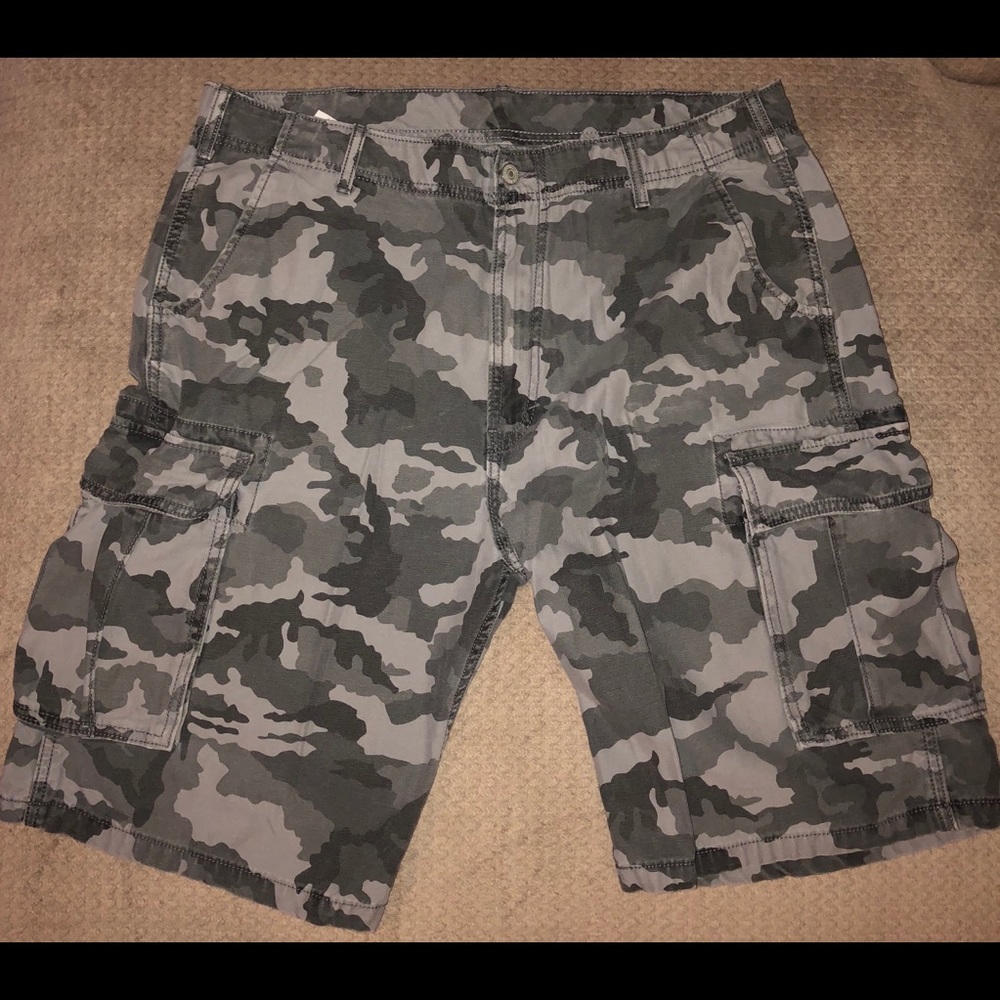 Levi’s 38 grey camo cargo shorts like new! Xxl